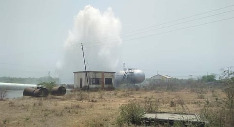 शिर्सुफळ येथील पंप हाऊस शेजारील फुटलेली जलवाहिनी.