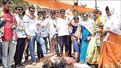 मालेगाव : येथील महात्मा गांधी पुतळ्यासमोर अॅड. गुणरत्न सदावर्ते यांच्या प्रतीकात्मक पुतळ्याचे दहन करताना राष्ट्रवादीचे पदाधिकारी.