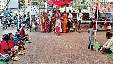 मालेगाव : परंपरेनुसार यशश्री कंपाउंडमध्ये दानशूर व्यक्तींनी सुरू केलेल्या अन्नछत्राचा लाभ घेताना भाविक