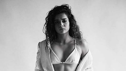 Mithila Palkar : बोल्ड, ब्युटीफूल मिथिलाचा ब्रा-कोटमध्ये हॉट लूक