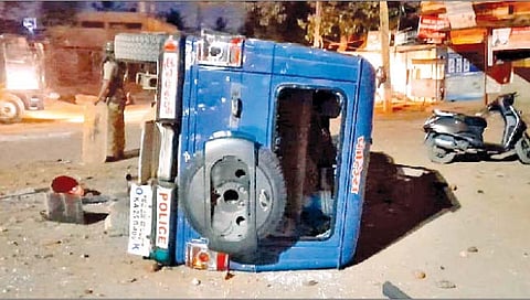 कर्नाटक : वादग्रस्त फोटोमुळे हुबळीत हिंसाचार