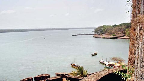 विजयदुर्ग : ऐतिहासिक काळातील विजयदुर्ग बंदर सुन्न!