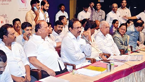 कोल्हापूर : राष्ट्रवादी काँग्रेसच्या परिवार संवाद यात्रेत पदाधिकार्यांशी संवाद साधताना प्रदेशाध्यक्ष जयंत पाटील, सोबत मंत्री हसन मुश्रीफ, आ. अरुण लाड, ए. वाय. पाटील आदी. (छाया : पप्पू अत्तार)