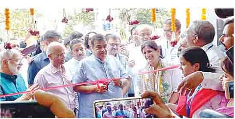 ‘आपलं घर’ संकुलात श्रीमती कौशल्या कराड ग्रामीण रुग्णालयाचे उद्घाटन करताना नितीन गडकरी.