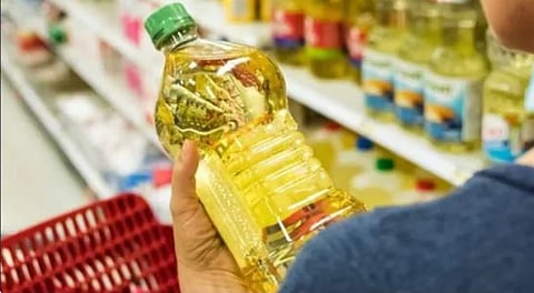 Edible oil : महागाईच्या झळांमुळे किचनमधून तेल ‘गायब’!, २४ टक्के भारतीयांनी खाद्य तेल खरेदीत केली कपात