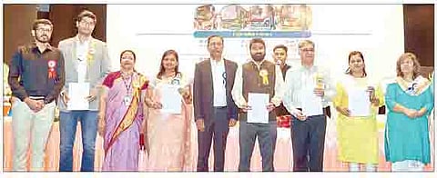 पीएमपीचा सिम्बायोसिस युनिव्हर्सिटी, कॉलेज ऑफ इंजिनिअरिंग पुणे व आय.टी.डी.पी.सोबत सामंजस्य करार करण्यात आला. यावेळी उपस्थित मान्यवर.