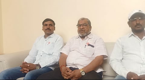 इंदापुरातील शासकीय विश्रामगृहात पत्रकार परिषदेत बोलताना स्वाभिमानी शेतकरी संघटनेचे अध्यक्ष माजी खासदार राजू शेट्टी. शेजारी स्वाभिमानी शेतकरी संघटनेचे इतर मान्यवर.