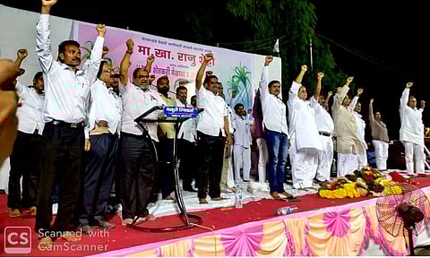 भवानीनगर येथे माजी खासदार राजू शेट्टी यांच्याबरोबर शपथ घेताना उपस्थित शेतकरी.