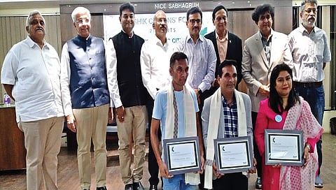 सातपूर : सिटिझन फोरमतर्फे आउटस्टॅण्डिंग सिटिझन सत्काराप्रसंगी आयुक्त दीपेंद्रसिंह कुशवाह, हेमंत राठी, अविनाश पाटील, जितूभाई ठक्कर, विक्रम सारडा, सचिन गुळवे आदी.