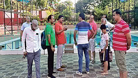 सातपूर : स्वच्छतेअभावी सातपूर तरण तलाव सुरू न झाल्याने निराश झालेले सभासद.