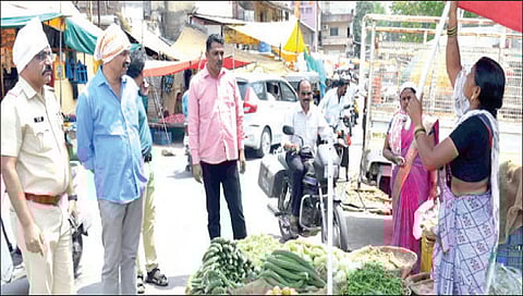 सिन्नर : नाशिक वेस परिसरात भाजी विक्रेत्यांवर कारवाई करताना मुख्याधिकारी संजय केदार, पोलिस निरीक्षक संतोष मुटकुळे.