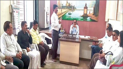 सिन्नर : जिल्हा माध्यमिक शिक्षणाधिकारी कदम यांच्याकडे शिक्षकांच्या व्यथा मांडताना मुख्याध्यापक संघाचे सचिव एस. बी. देशमुख. समवेत पदाधिकारी.