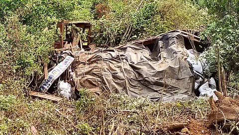 रत्नागिरी : आंबा घाटातील दरीत साखर वाहतूक करणारा ट्रक कोसळला