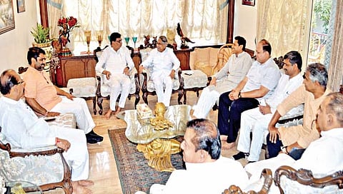 कोल्हापूर : महसूल मंत्री बाळासाहेब थोरात यांनी दै. ‘पुढारी’चे मुख्य संपादक डॉ. प्रतापसिंह जाधव यांच्या निवासस्थानी सदिच्छा भेट देऊन डॉ. जाधव यांच्याशी विविध विषयांवर चर्चा केली. सोबत दै. ‘पुढारी’चे चेअरमन डॉ. योगेश जाधव. डावीकडून मोहन जोशी, पालकमंत्री सतेज पाटील, राहुल पाटील, बाजीराव खाडे, रणजितसिंह देशमुख, आ. पी. एन. पाटील.(छाया : पप्पू अत्तार)