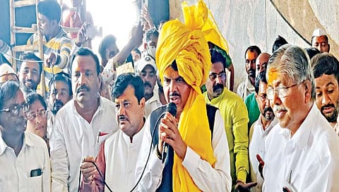 देवेंद्र फडणवीस यांनी आरेवाडी येथे बिरोबा देवस्थानचे घेतले दर्शन