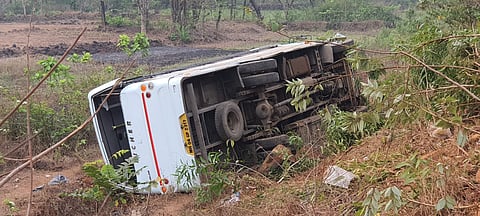 रत्नागिरी : मुंबई-गोवा महामार्गावर खासगी आराम बस उलटली; २५ जण जखमी