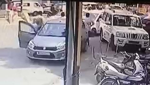 कोल्हापूर : नोटा पडल्याचा बनाव करून कारमधून बॅग, मोबाईल लांबविला