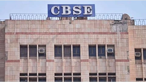 CBSE Exam : रेग्युलर विद्यार्थांना शाळेतून कलेक्ट करावे लागणार हॉल तिकीट