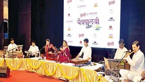 कोल्हापूर ः दै. ‘पुढारी’ आयोजित आणि ग्रोबझ प्रायोजित ‘चैत्रपालवी’ या कार्यक्रमात सुमधूर गीतांनी रसिकांना मंत्रमुग्ध करणारे कार्तिकी आणि कौस्तुभ गायकवाड. (छाया ः पप्पू अत्तार)