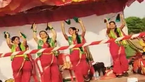 Cheer girls : पुण्यात बैलगाडा शर्यतीत नाचल्या मराठमोळ्या चिअर गर्ल्स