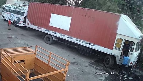 जळगाव : डीपीला कंटेनर धडकून विजेच्या धक्क्याने चालकाचा मृत्यू