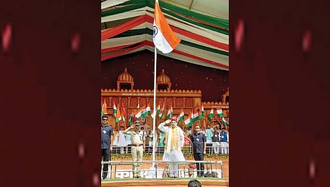 बिहारमध्ये फडकावले 77 हजार 700 तिरंगे