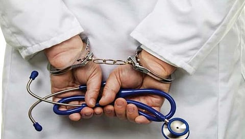 भारतीय वंशाच्या डॉक्टरचा ब्रिटनमध्ये कारनामा; ३५ वर्षात तब्बल ४८ महिला रुग्णांचे लैंगिक शोषण