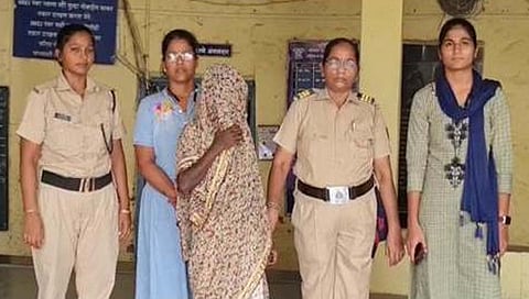 डोंबिवली : रेल्वेमध्ये चोरी करणाऱ्या महिलेला रंगेहाथ पकडले