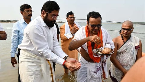 गडचिरोली : सिरोंचात पुष्कर यात्रेला सुरुवात; पालकमंत्र्यांच्या हस्ते प्राणहिता नदीची पूजा