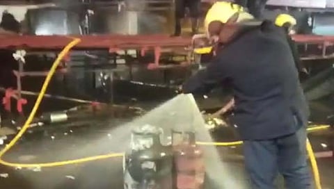 पुणे स्टेशन परिसरात दुकाने आणि होर्डिंग्जला आग