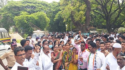 बारामतीत गोविंदबागेसमोर राष्ट्रवादीचे कार्यकर्ते एकत्र : पोलिसांचा फौजफाटा तैनात