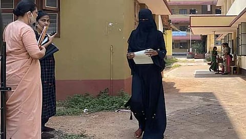 Hijab Row : कर्नाटकात हिजाब परिधान केलेल्या विद्यार्थिनींना १२ वी परीक्षेला बसण्यास परवानगी नाकारली