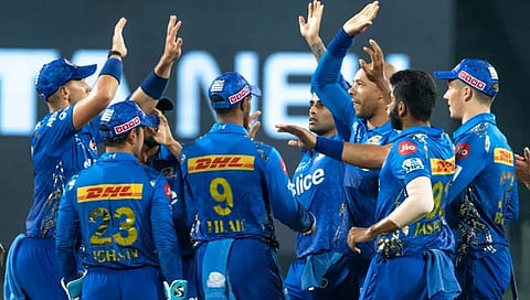 IPL 2022 : मुंबईच्या पराभवाला जबाबदार ‘या’ गोलंदाजावर रोहित शर्मा नाराज!