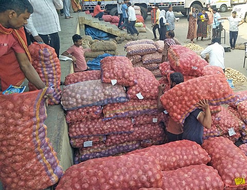 पिंपरी : बाजारात कांद्याची आवक दुप्पट; दरात दोन रुपयांची वाढ