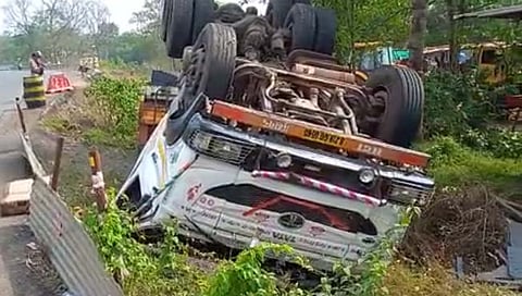 कुडाळ : वेताळबांबर्डेत ट्रेलरला अपघात, सुदैवाने अनर्थ टळला! ग्रामस्थ आक्रमक