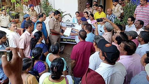 महाड : मूक मोर्चा काढून अमोल मिटकरींविरोधात तक्रार दाखल