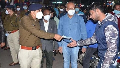 उत्तर प्रदेशमधील काही जिल्ह्यांमध्ये मास्क सक्ती करण्यात आली आहे.