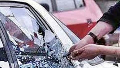 मुंबई : मानखुर्दमध्ये जमावाने केली वाहनांची तोडफोड!