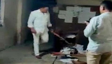 नगर : पूर्वसूचना न देता अघोषित भारनियमन, भाजप नगरसेवकाची महावितरण कार्यालयात तोडफोड