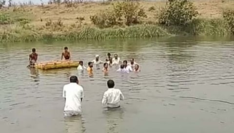 नांदेड : विम्याची रक्कम मिळण्यासाठी शेतकऱ्यांची जलसमाधी