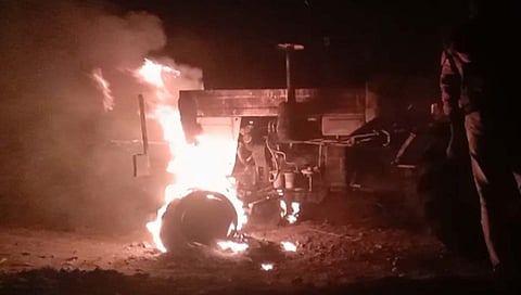 औरंगाबाद जिल्हाधिकाऱ्यांची वाळू माफियांवर धडक कारवाई; दोन ट्रॅक्टर जाळले