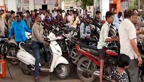 आंबेडकर जयंतीनिमित्त अनोखा उपक्रम; ‘या’ शहरात एक रुपया प्रति लिटर पेट्रोलचं वाटप