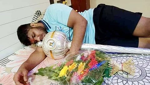 महाराष्ट्र केसरीचं स्वप्न पूर्ण केलं अन् पृथ्वीराज गदा कुशीत घेऊन झोपला ; फोटो व्हायरल