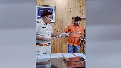 तलवारीची पहाणी करताना पोलिस अधिकारी