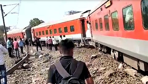 नाशिक : लहवितजवळ पवन एक्स्प्रेसचे ११ डबे घसरले; एकाचा मृत्यू