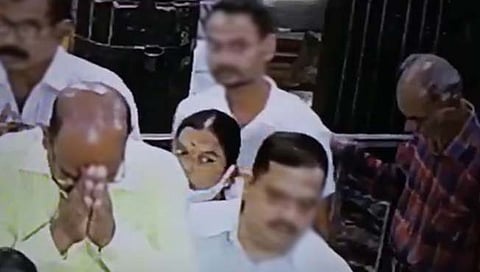 कोल्हापूर : अंबाबाई मंदिरात भाविकांच्या पाकिटावर डल्ला, सोलापुरातील महिलेला रंगेहाथ पकडले