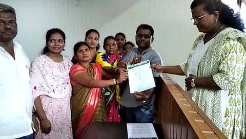 रायगड : रोह्यात पाण्यासाठी वैशालीनगर ग्रामस्थांचा तहसील कार्यालयावर मोर्चा