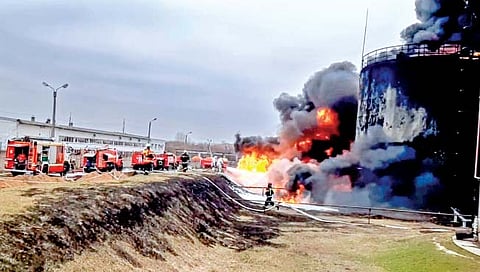 बेल्गोरोद : युक्रेन हवाई दलाच्या दोन हेलिकॉप्टर्सनी केलेल्या हल्ल्यात उद्ध्वस्त झालेला ऑईल डेपो. (एपी फोटो)