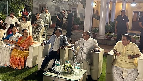 Sanjay Raut : शरद पवारांचे जेवणाचे आमंत्रण, संजय राऊत बोलण्यासाठी माइक घेताच भाजप नेते निघून गेले