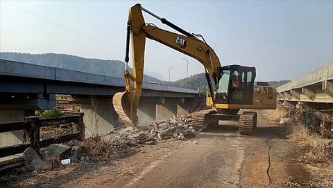 महाड : अखेर जुना सावित्री पूल पाडण्याच्या कामास सुरूवात